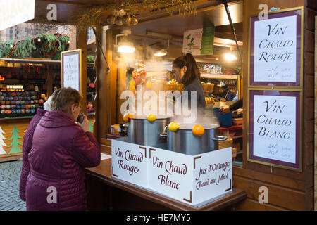 Un vin brulé chalet nel mercato di Natale al di fuori la cattedrale di Strasburgo Foto Stock