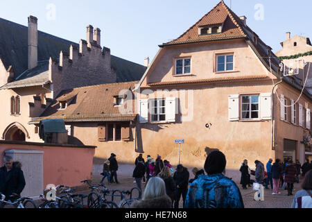 Turisti nel centro di Strasburgo al tramonto, Rue du Pont St-Martin, Strasburgo, Alsazia, Francia Foto Stock