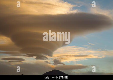 Altocumulus lenticularis o cloud lenticolare in Bolivia Foto Stock