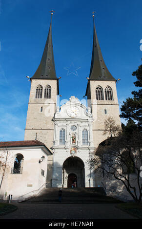 Svizzera: dettagli della facciata della chiesa di San Leodegar, la più importante chiesa di Lucerna Foto Stock