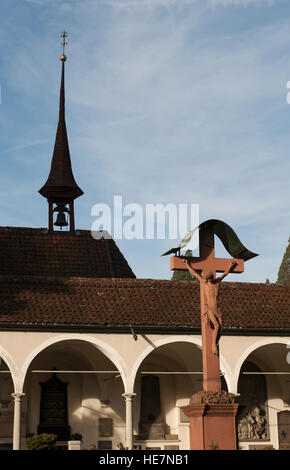 La Svizzera, Europa: le tombe e il crocifisso nel cimitero presso la chiesa di San Leodegar, la più importante chiesa di Lucerna Foto Stock