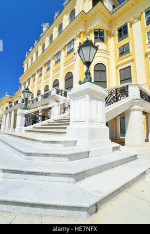 Bella pietra ornamentale passi del Palazzo di Schonbrunn, Wien, Austria Foto Stock