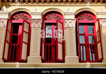 Casa con persiane rosse Foto Stock