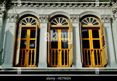 Casa con persiane di colore giallo Foto Stock