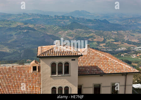 San Marino e Italia centrale del paesaggio rurale, vista dall'alto del Monte Titano montagna. Foto Stock