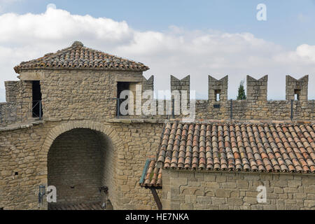 San Marino prima torre Rocca o Guaita cortile. Essa è la più antica fortificazione che fu costruito nel XI secolo e fu utilizzato come torre di avvistamento, shel Foto Stock