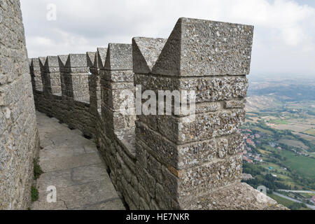 San Marino e Italia centrale del paesaggio rurale, vista da sopra da Fortezza sul Monte Titano montagna. Foto Stock