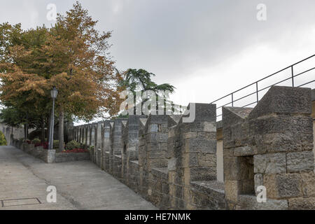 San Marino parete fortezza closeup sul Monte Titano montagna. Foto Stock