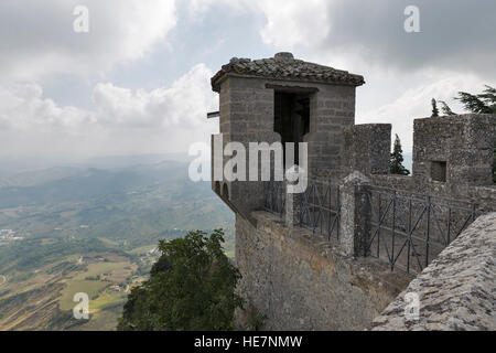 Castello della cesta o Cesta fortezza guardare la torre che sovrasta la Repubblica di San Marino dal monte Titano. Foto Stock