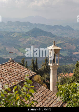 Cappella di San Marino fortezza contro il cielo e il paesaggio vista da sopra. Foto Stock