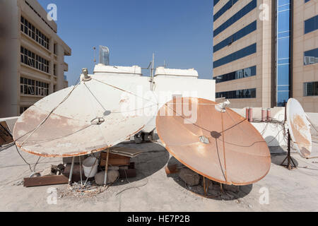 Una parabola satellitare sul tetto di casa Foto Stock