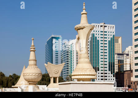 Arabian caffè e per l'incenso monumenti bruciatore al quadrato Iitihad ad Abu Dhabi Foto Stock