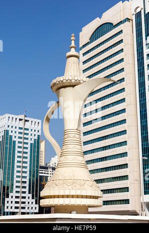 Arabian POT del caffè un monumento al quadrato Iitihad ad Abu Dhabi Foto Stock