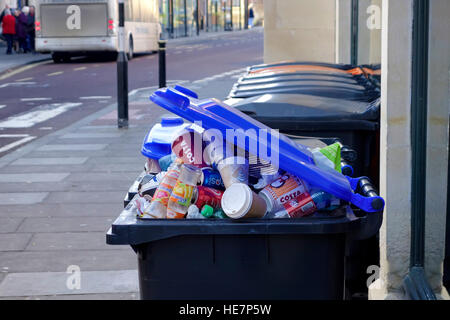 Un traboccante bidone con ruote in Silver Street, Trowbridge, Wiltshire, Regno Unito. Foto Stock