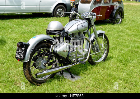 Un Royal Enfield Bullet 500 classic motociclo a Vintage Nostalgia Show, Stockton, Wiltshire, Regno Unito, 1 giugno 2014. Foto Stock