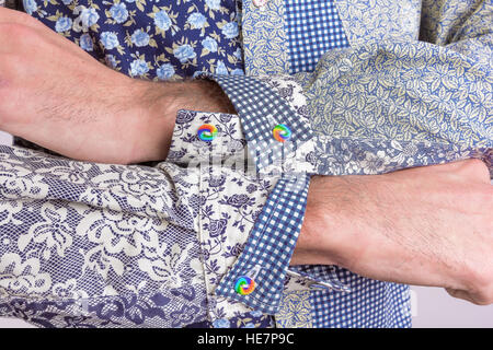 Elegante uomo vestito in una dichiarazione blu camicia, dettaglio close-up di manicotti inc rainbow pulsanti, floreali, damaschi e controllati dettaglio Foto Stock