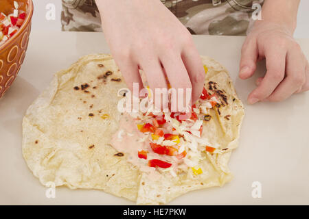 Preparazione di shwarma fatti in casa o tacos, tonica immagine Foto Stock