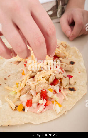 La preparazione casalinga di tacos, shawarma fajitas, o Döner Kebab Foto Stock