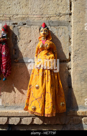 Colorata bambola fantoccio appeso alla parete, Jaisalmer, Rajasthan, India Foto Stock