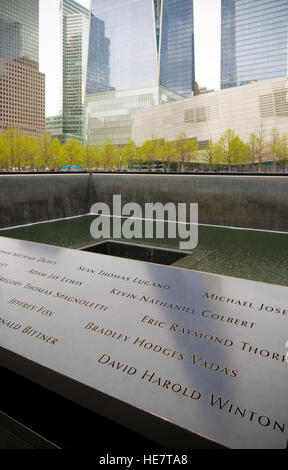 NEW YORK - 27 Aprile 2016: Nomi pannelli in 9/11 memoriale a Manhattan Foto Stock