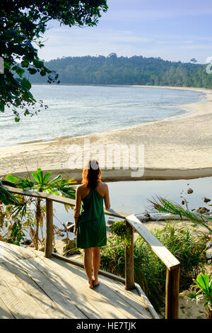 Una giovane donna si affaccia su una spiaggia deserta, Kaktus resort Koh Ta Kiev, Sihanoukville, Cambogia Foto Stock