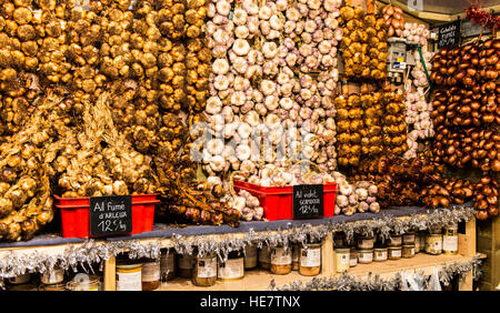 Un mercatino di Natale in stallo la vendita di diversi tipi di aglio, tra cui aglio affumicato, verde e aglio aglio sott'aceto Foto Stock