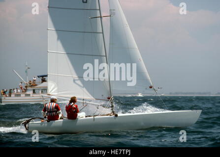 AJAX NEWS FOTO. 1984. LONG BEACH, CA, Stati Uniti d'America. - OLYMPIC SAILOR - PAUL ELVSTROM competere nel TORNADO catamarano classe evento - DANISH YACHTSMAN e vincitore di quattro consecutivi medaglie d'oro (1948 IN lucciole, 1952/56 E 1960 IN finlandesi) quarto piazzato nella classe Star nel 1968. Foto:ADRIAN MORGAN/AJAX REF:KM784 17 Foto Stock