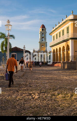 Via acciottolata Calle Echerri vista verso la torre del convento di San Francesco di Assisi, Trinidad, Cuba Foto Stock