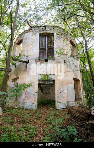 Abbandonato il vecchio rudere nel bosco - Summerhouse Zahradky Foto Stock