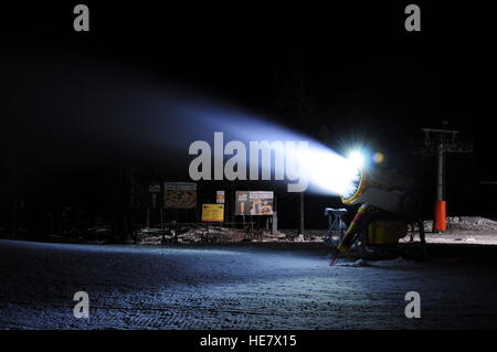 Serata di innevamento artificiale cannoni da neve, pistola, turbina, neve Foto Stock