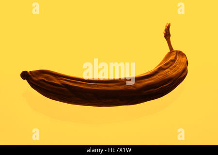 Foto Creative rovinato banana in un caldo filtro giallo Foto Stock