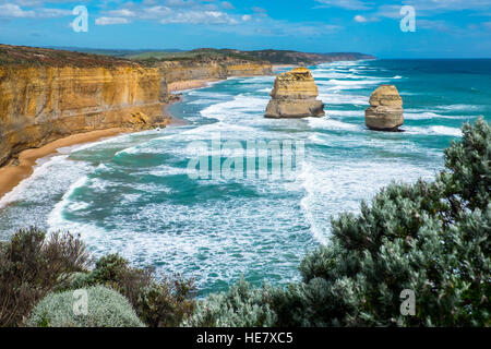 Il mare di pile noti come i Dodici Apostoli sulla Great Ocean Road, Victoria, Australia Foto Stock