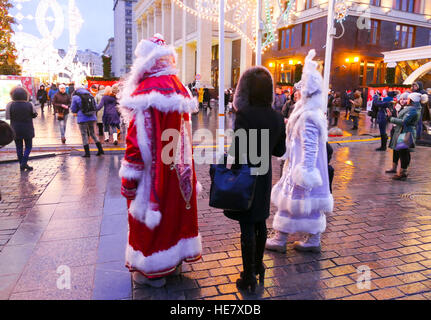 Russia Mosca nel dicembre 2016. Snow Maiden Babbo Natale pronto per essere fotografato Foto Stock