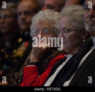 Bandiera drappeggiati scrigno di ex astronauta e Senatore John Glenn è riflessa nei vetri della sua moglie Annie Glenn, come lei e sua figlia Lyn assistere ad una cerimonia che celebra la sua vita alla Ohio State University Dicembre 17, 2016 in Columbus, Ohio. L'ex pilota di Marino, Senatore e primo uomo in orbita attorno alla terra è morto la scorsa settimana all'età di 95. Foto Stock