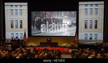 Famiglia, amici e dignitari guardare un feed live della processione di ex astronauta e U.S. Il senatore John Glenn come si raduna per una cerimonia per celebrare la sua vita alla Ohio State University Dicembre 17, 2016 in Columbus, Ohio. L'ex pilota di Marino, Senatore e primo uomo in orbita attorno alla terra è morto la scorsa settimana all'età di 95. Foto Stock