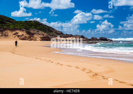 Paesaggi costieri sulla Great Ocean Road in stato australiano di Victoria, con una solitaria figura sulla spiaggia Foto Stock