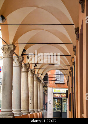 Galleria pedonale nel centro storico di Bologna, Emilia Romagna, Italia Foto Stock