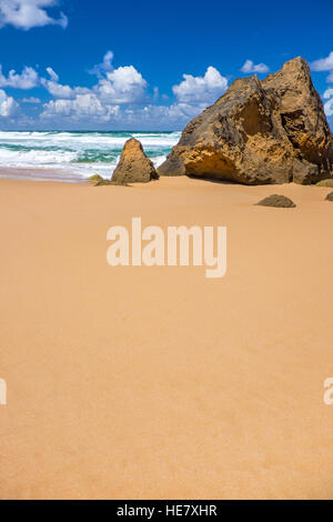 Una grande distesa di sabbia con rocce e cielo blu in Australia Great Ocean Road Foto Stock