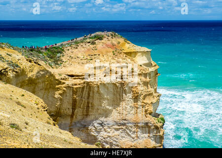 I turisti al punto di visualizzazione per i dodici Apostoli in Australia Great Ocean Road Foto Stock