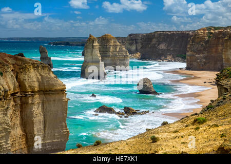 Il mare di pile noti come i Dodici Apostoli sulla Great Ocean Road, Victoria, Australia Foto Stock
