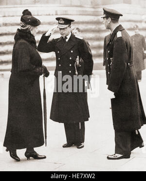 Il giorno dell'Armistizio, 1936. King Edward VIII, centro saluta la sua madre Maria di Teck, visto qui come una vedova. Edward VIII, 1894 - 1972. Re del Regno Unito e i domini dell'impero britannico, e l'imperatore di India, dal 20 gennaio 1936 fino alla sua abdicazione il 11 dicembre dello stesso anno. Maria di Teck, 1867 - 1953. Regina consorte del Regno Unito e i domini britannici e Imperatrice dell India come la moglie di King-Emperor George V. Foto Stock