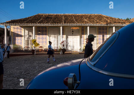 Auto Blu, classico americano degli anni cinquanta la Chevrolet, taxi, attraversamento di giunzione in Trinidad, Cuba Foto Stock