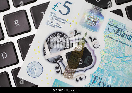 Il nuovo polimero 2016 cinque pound nota sulla tastiera di un computer Foto Stock