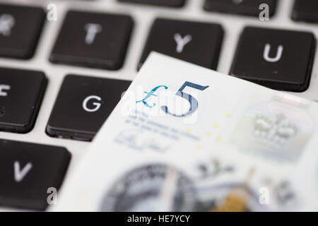 Il nuovo polimero 2016 cinque pound nota sulla tastiera di un computer Foto Stock