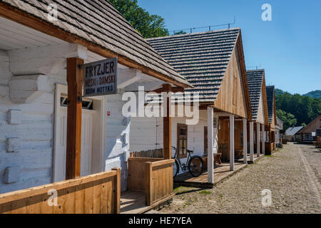 Case intorno il galiziano piazza del mercato, architettura rurale Museo a Sanok, Malopolska, Polonia Foto Stock