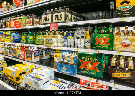 Varietà di birre in bottiglia in vendita in un supermercato. Foto Stock