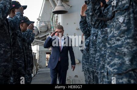 I soldati DEGLI STATI UNITI STATI UNITI salutano Il Segretario della Difesa Ashton Carter come egli si diparte la USN Ticonderoga-class guidato-missili cruiser USS Monterey Dicembre 10, 2016 in Manama, Bahrain. Foto Stock