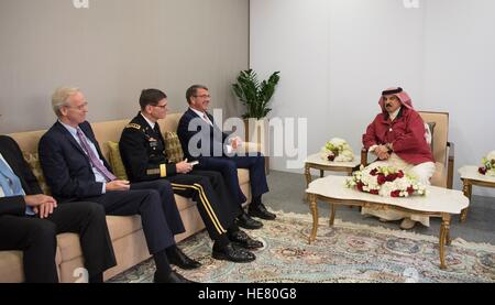 Stati Uniti Comando centrale il Comandante Joseph Votel e U.S. Il Segretario della Difesa Ashton Carter si incontrano con Bahrani Re Hamad Bin Isa Al Khalifa Dicembre 10, 2016 in Manama, Bahrain. Foto Stock