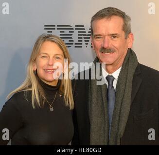 La NASA Il Vice amministratore dava Newman e astronauta canadese Chris Hadfield a piedi il tappeto rosso durante la celebrazione globale evento per il film nascosto figure al teatro SVA 10 dicembre 2016 nella città di New York, New York. Il film è basato sulla storia vera di afro-americano di donne che lavoravano come computer umano durante l'Amicizia 7 missione nel 1962. Foto Stock