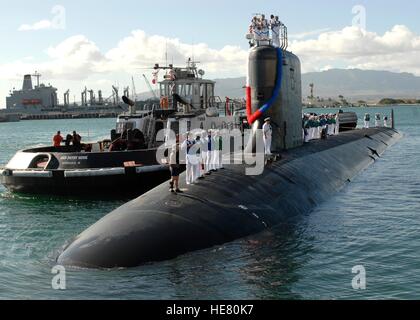 U.S. marinai stand sulla superficie dell'USN Virginia-classe fast-attacco sommergibile USS Texas come si arriva alla sua nuova casa porto alla stazione navale Pearl Harbor Novembre 23, 2009 a Pearl Harbor, Hawaii. Foto Stock